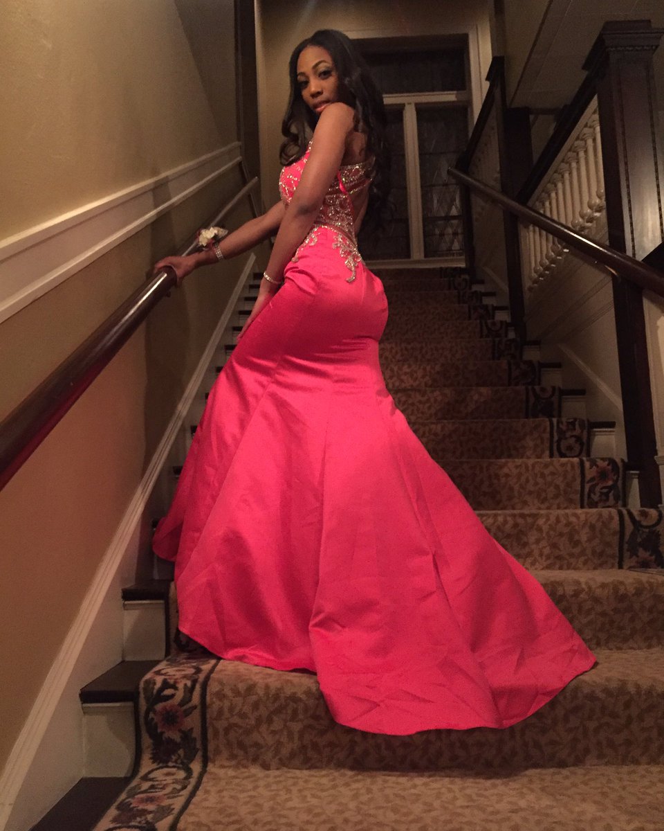 mirijuana__'s tweet photo. #Prom2k16 👑 https://t.co/8BJWZF1NBO
