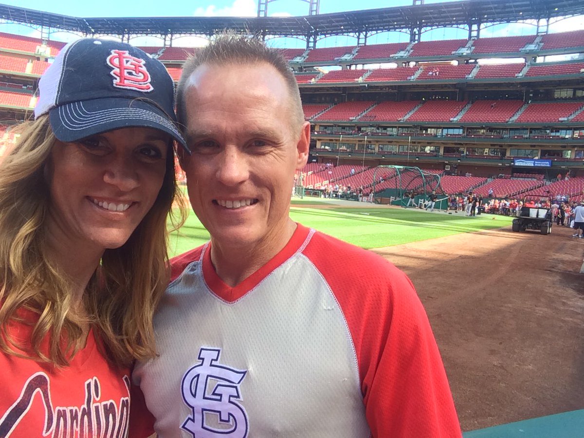 raelennaf's tweet photo. Love in the ballpark #stlcards https://t.co/JXJ0WKRsXv
