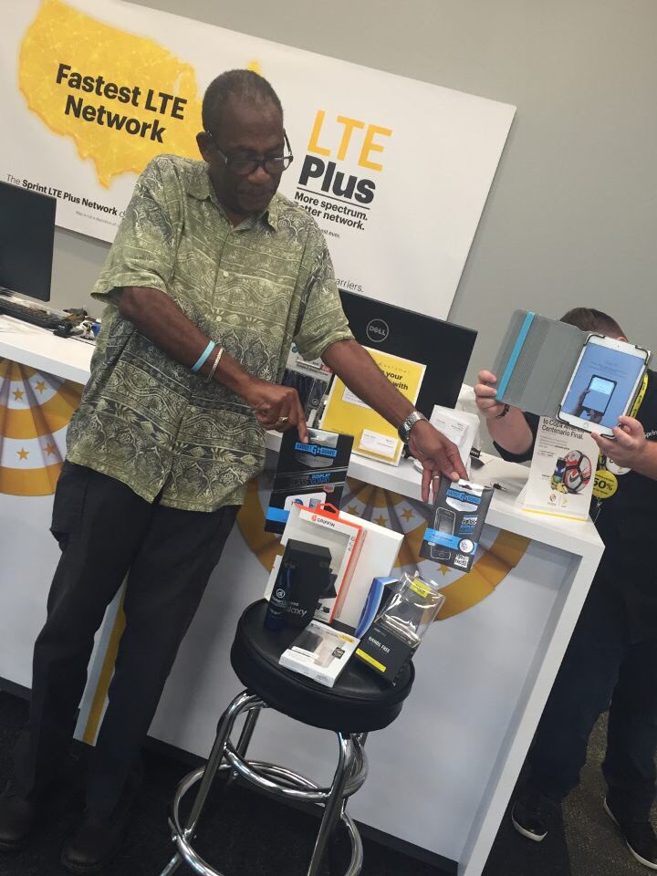 KingRingFLL's tweet photo. Another happy customer at DEL in the mighty SAR! Go team FLL! @SprintLana @wl_byoung @Pkushn @WL_ROADTeam @WL_News https://t.co/FsHMcXLvju