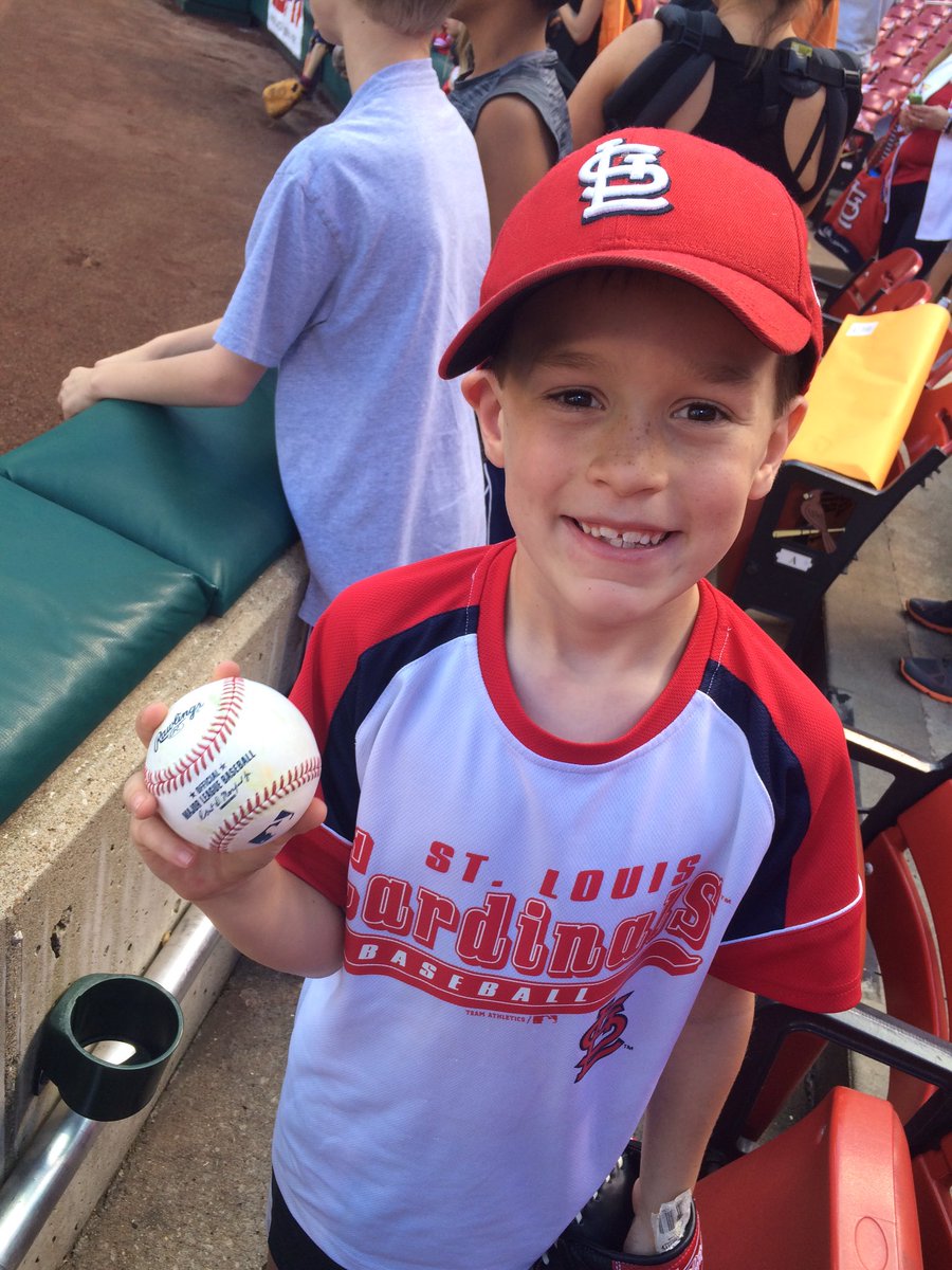 raelennaf's tweet photo. #stlcards my momma just caught me a foul ball during batting practice https://t.co/Zus2agIs0c