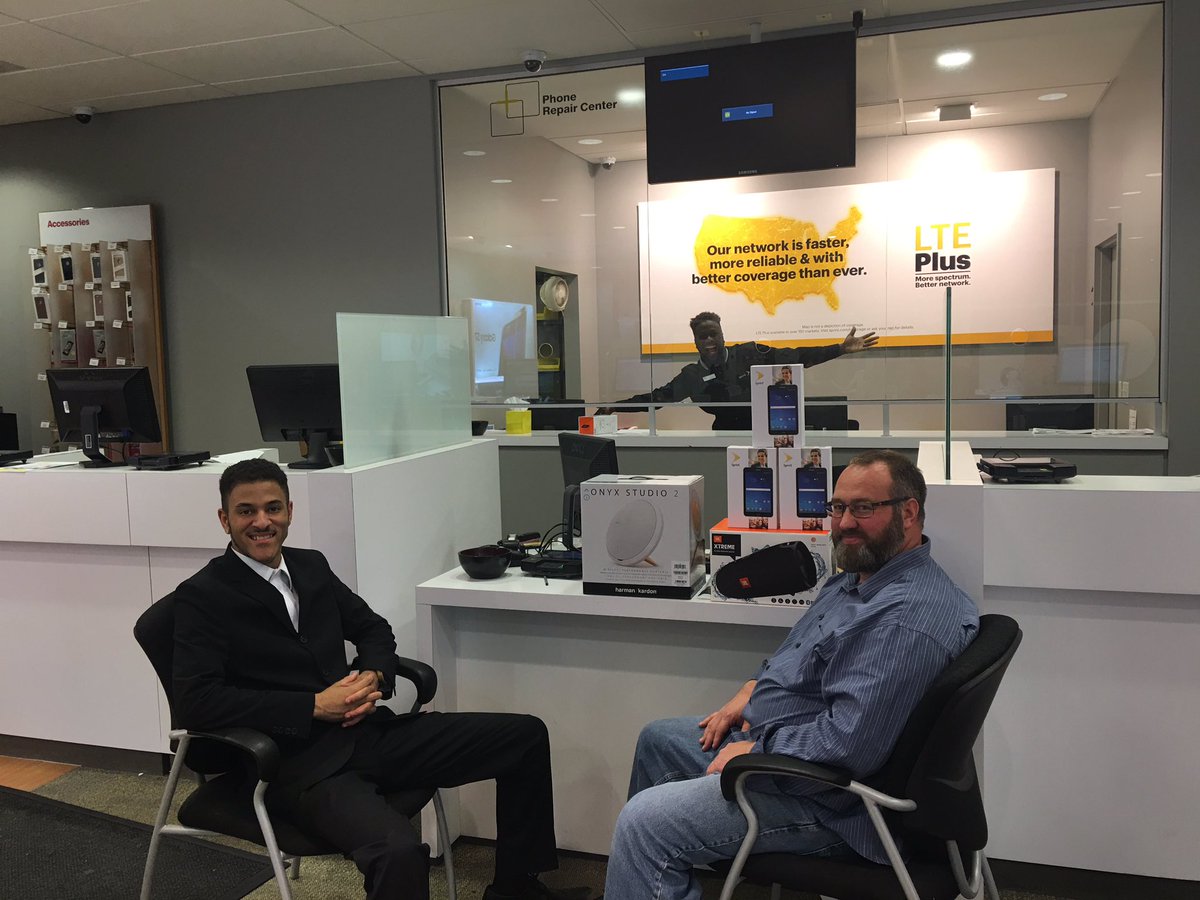 MrJayMitchell's tweet photo. Photo bomb💣💣😂 @MrCalvinStewart @DCalzone77 @mmcmahon09 @Sprint4MN @TeamTNT @MN_TEAM_NOW @GregPost11 @OfficialllyMary https://t.co/qZi1Djx8X2