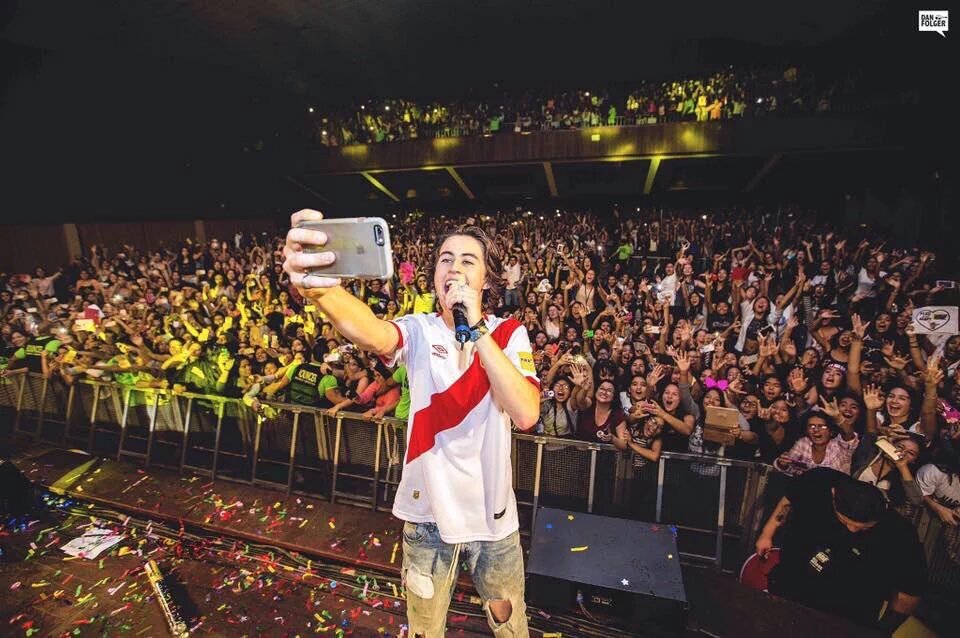 SamRF3010's tweet photo. #NashIsPeruvian peru t ama @Nashgrier https://t.co/mU5pyJD5wd