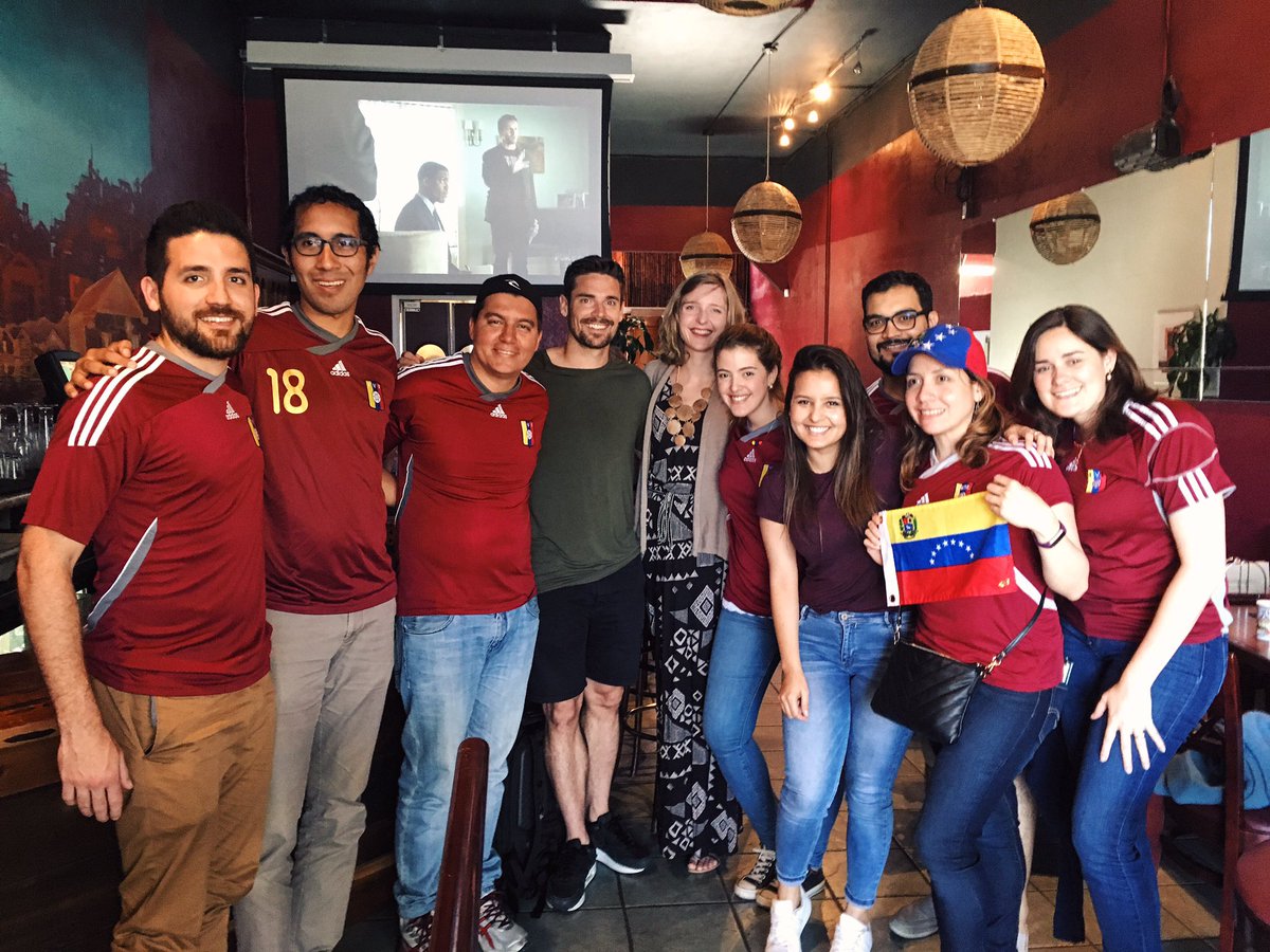 .@HeathGPearce hangin' with Venezuela 🇻🇪 supporters at <a href="/venezuelancafe/">Venenezuelan Café</a> after tonight's win! #JAMvVEN #CA2016