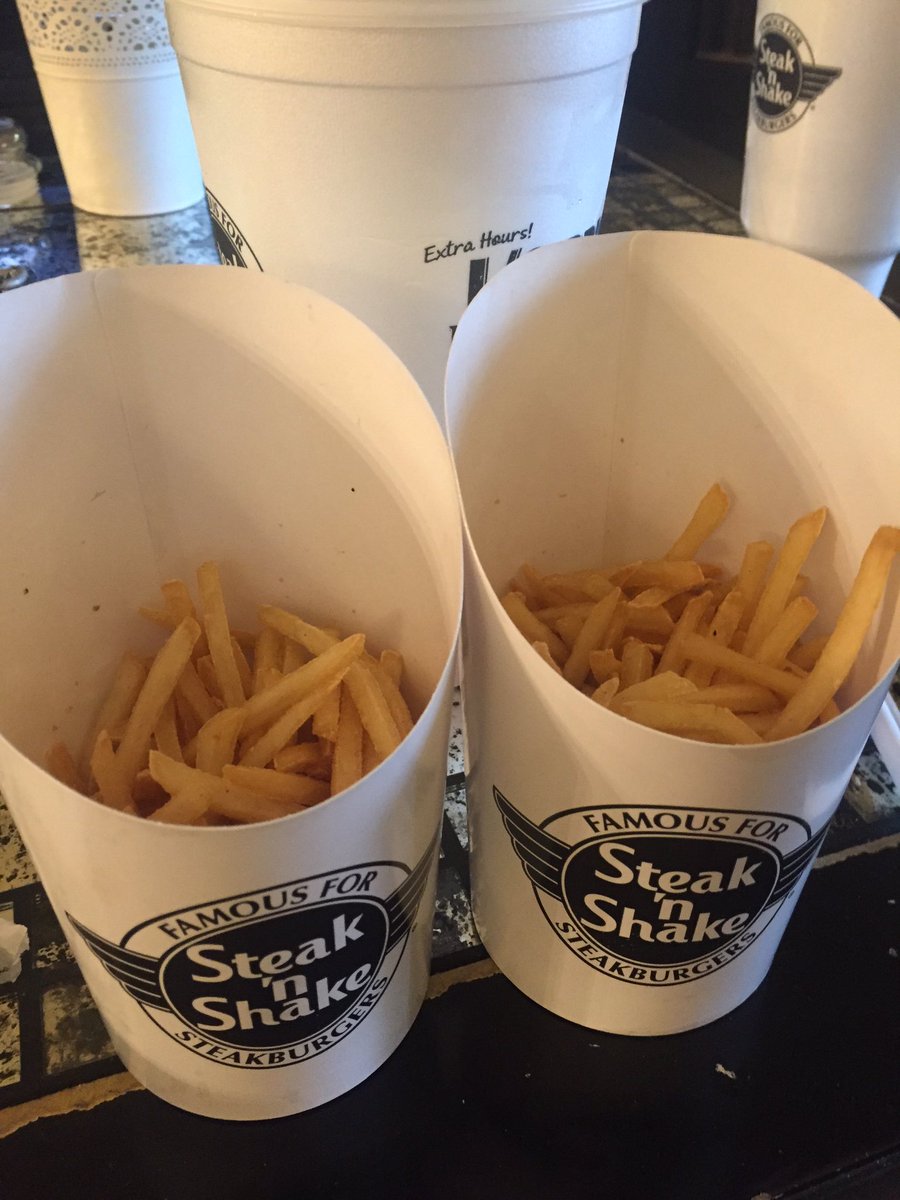 perribabyyy's tweet photo. Thanks for the large fries @SteaknShake 🙄😑👎🏼 https://t.co/upG4wOMrJv