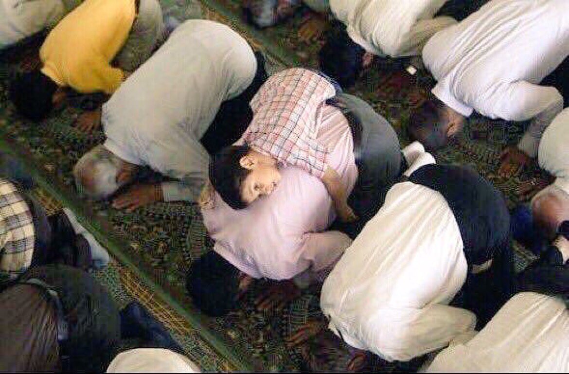 وحين سجد أبي سمعته يحدث ربي باكيًا:
"اللهم اني أسالك حياةً كخفة طفلي على ظهري".💔