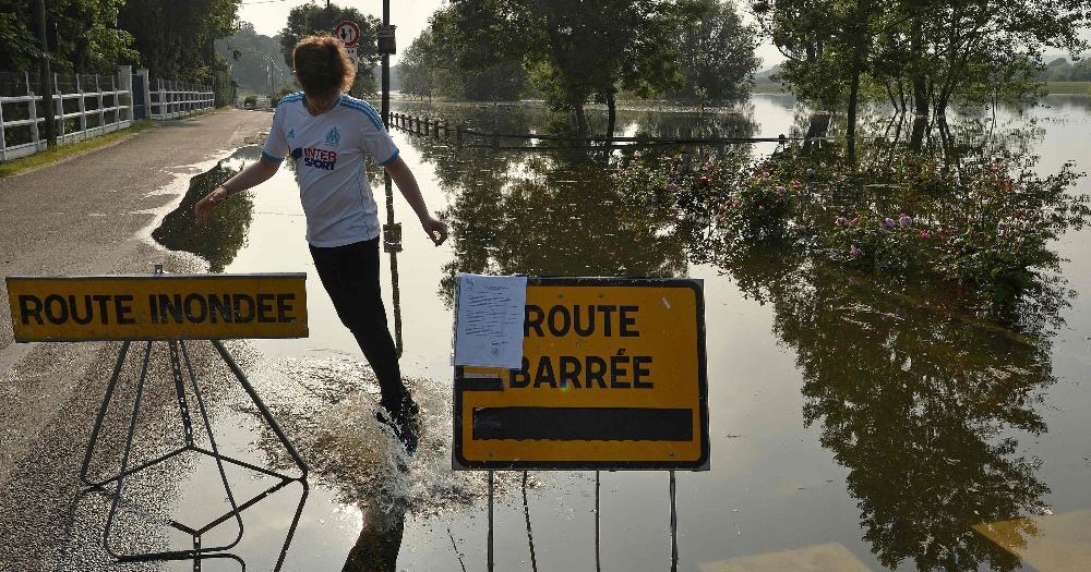 worldanglr's tweet photo. #Seine #recedes in #Paris, but other areas still at risk https://t.co/ffO0Ife0wL https://t.co/Eex1wIUNRa