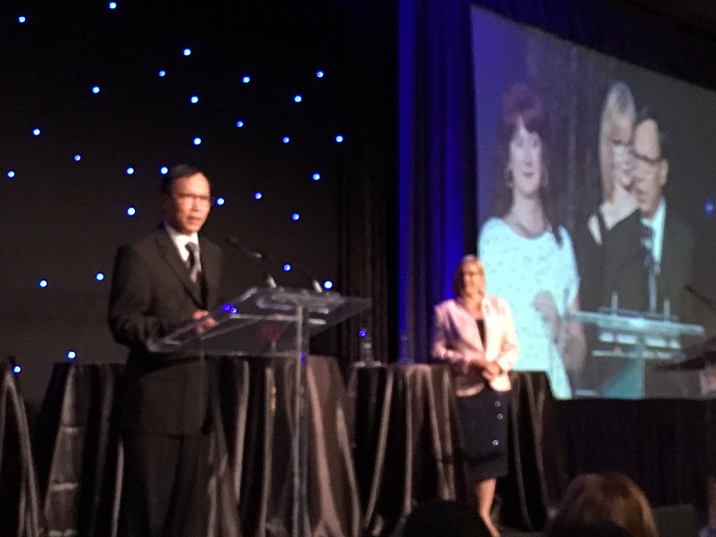 FoxRobM's tweet image. Congratulations @Richardtam innovation award for healthcare leadership @MackenzieHealth @Medtronic #CCHLeaders