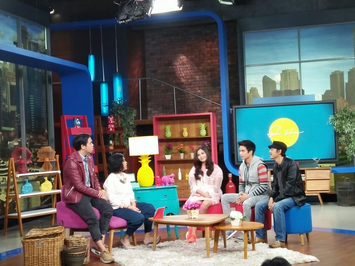 DubsmashMovie's tweet photo. Bincang-bincang seputar Film @DubsmashMovie @Jscmila @teejaymarquez @indrayanto @SarahSechan_NET @sarseh https://t.co/u7IkAQ2EPz