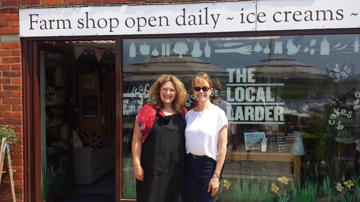 Chief Udder from @boozyudders with Alison from #locallarder on a sunny sunday in #Henley with #cocktail #icecream