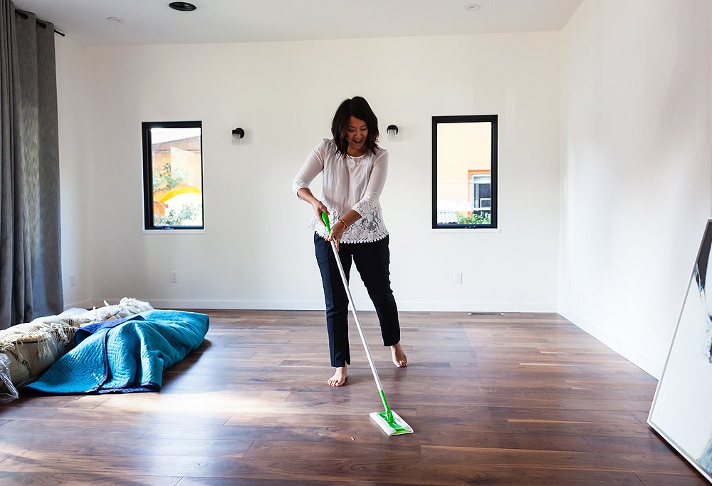 onekingslane's tweet photo. Wondering how you'll survive #movingday? Ask #TheStudioatOKL team all of your #firsthome design Q's using #DearOKL! https://t.co/TVkAwj789t