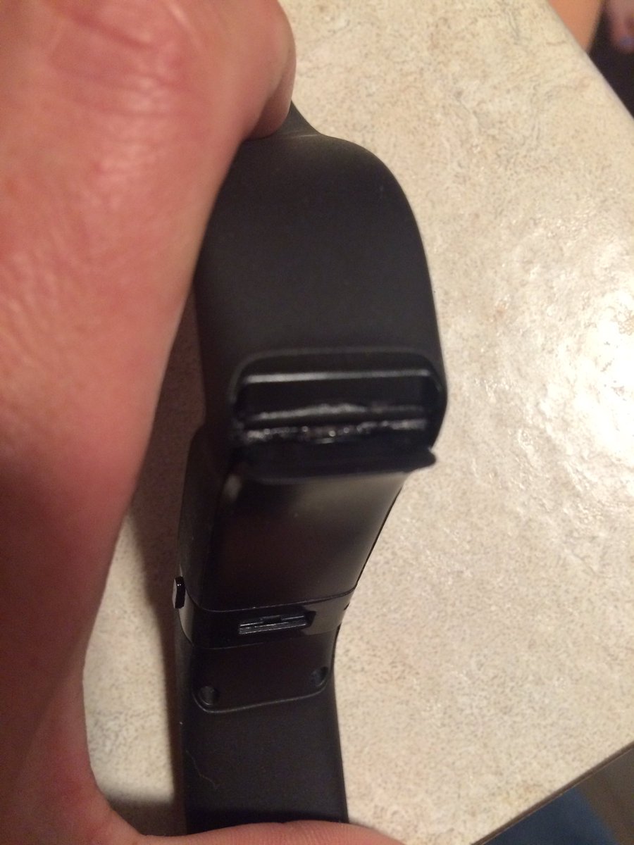 ssweeney1994's tweet photo. @fitbitsupport band broke and is pinching https://t.co/uA7lOj6fxm
