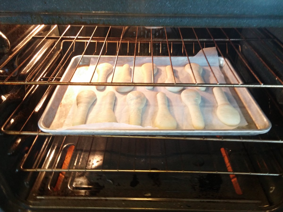 __JosephChu's tweet photo. Look at how nice they are baking!
#Fst160 #Dip'nSip #FoodProdPro https://t.co/3b6oXqaNke