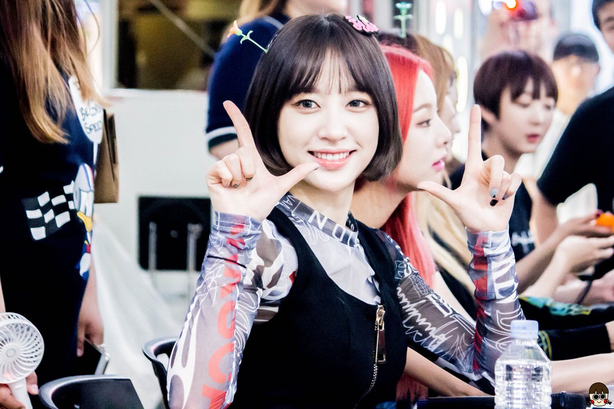 kyumming99's tweet photo. 160506 김포공항 롯데몰 팬싸인회 #exid #하니 아컨이쥐만 b컷,,, 트위터에만 올림둥😮😅 @EXIDofficial https://t.co/au0zVxxiqY