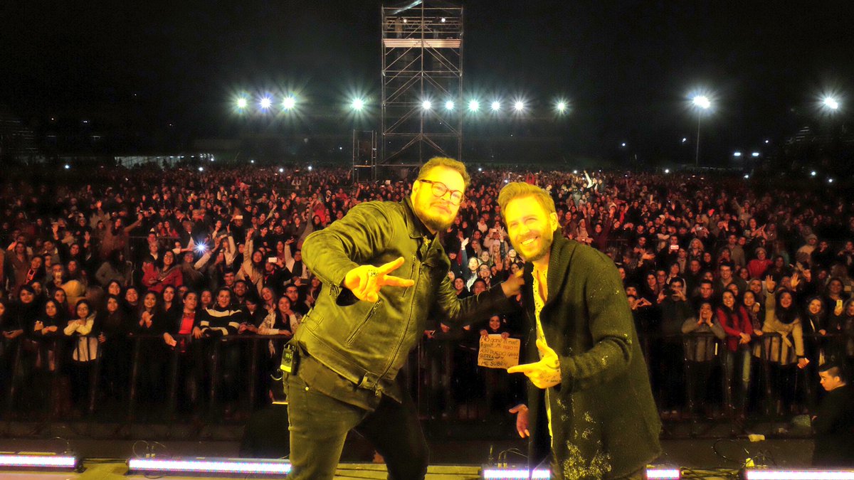 sinbandera's tweet photo. Asunción Paraguay, que noche vivimos a su lado, cuanta pasión nos compartieron hoy! #UnaUltimaVezTour https://t.co/y0MRQdq41s
