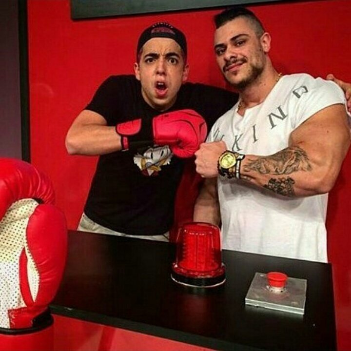 liderdereality's tweet photo. você é #TeamMonstro? DÁ RETWEET AÍ e mostre seu apoio ao Léo Stronda

#paniconaband https://t.co/FyGPxipqLS