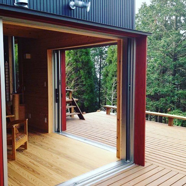 有村康弘 木造住宅住まいず11 5代目 V Twitter 山の中に建てた一軒家 リビングとウッドデッキの高さを揃えることで 開放感抜群 大 開口サッシ 全開口サッシ 住まいず 木の家 木の家 山の中の一軒家 ウッドデッキ T Co Mlqvxtkdxk
