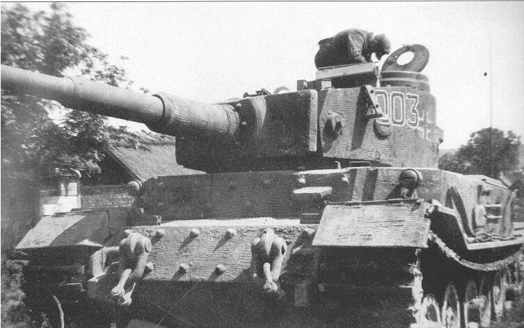 WW2Gallery's tweet photo. Tiger VK.45.01 (P) No.003 during the service in Eastern Front in 1944, it was commanded by Hauptmann Grillenberg. https://t.co/fX9eeFH6WN