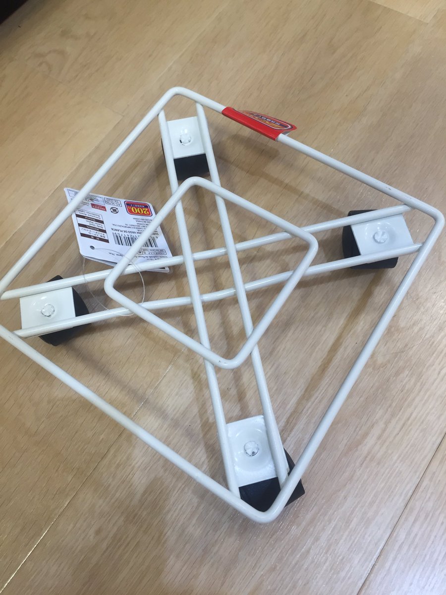 卯月かりん 筋さに ダイソーに売ってる0円のキャスター付き花台 これイベントで重いダンボール移動させるのにすごく良くない