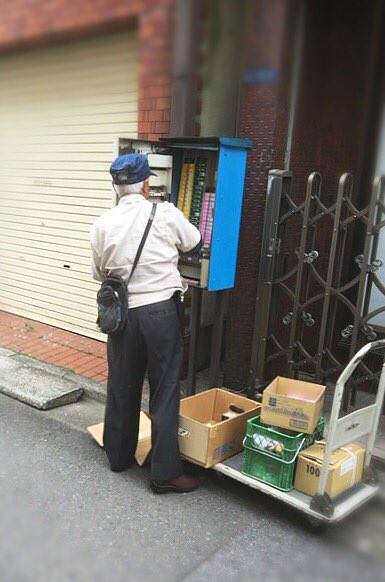 自動販売機 明るい家族計画 の妖精がついに目撃される 見える人には見える妖精写真 素敵な妖精だ Togetter