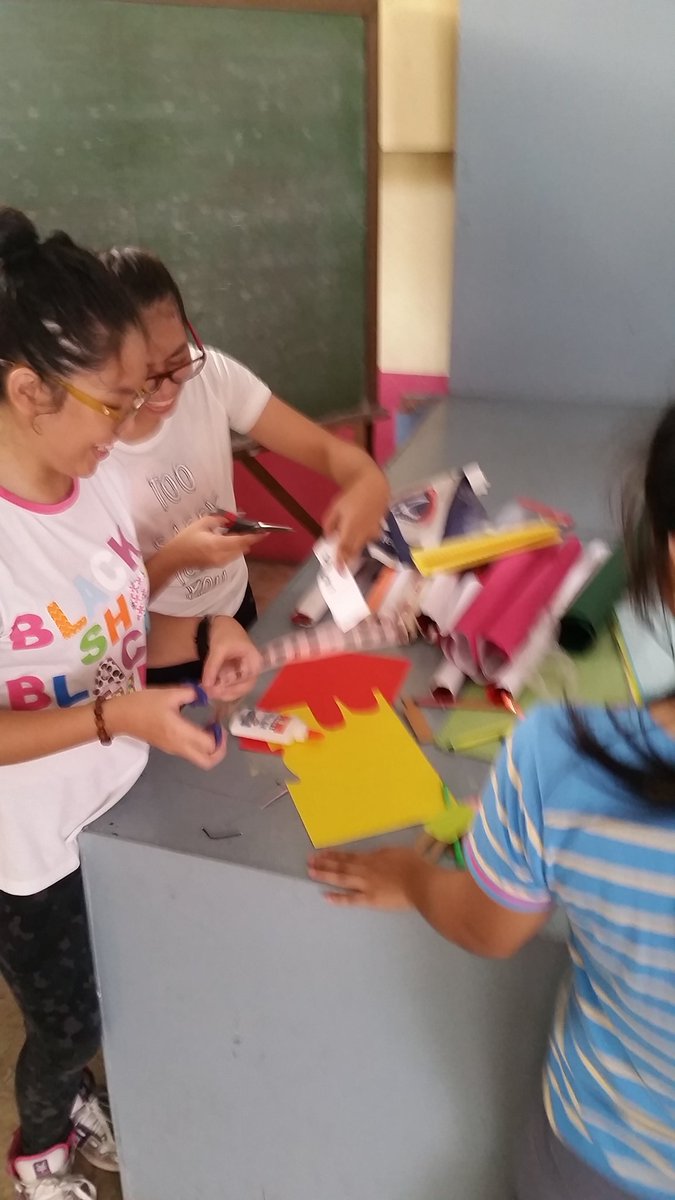 CSRintramuros's tweet photo. the "ever hardworking" ARSC officers! ☺

#GettingReadyforFirstDayofSchool
#ARSCians https://t.co/GIWGvfljLx