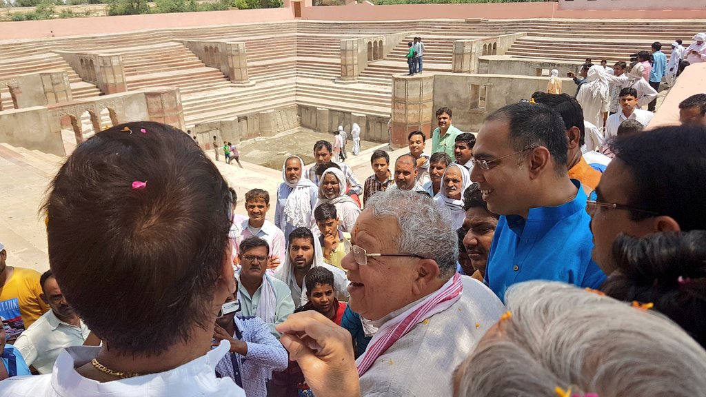 रारह मे जीर्णोद्धार किये गए रानीकुण्ड का अवलोकन करते हुए