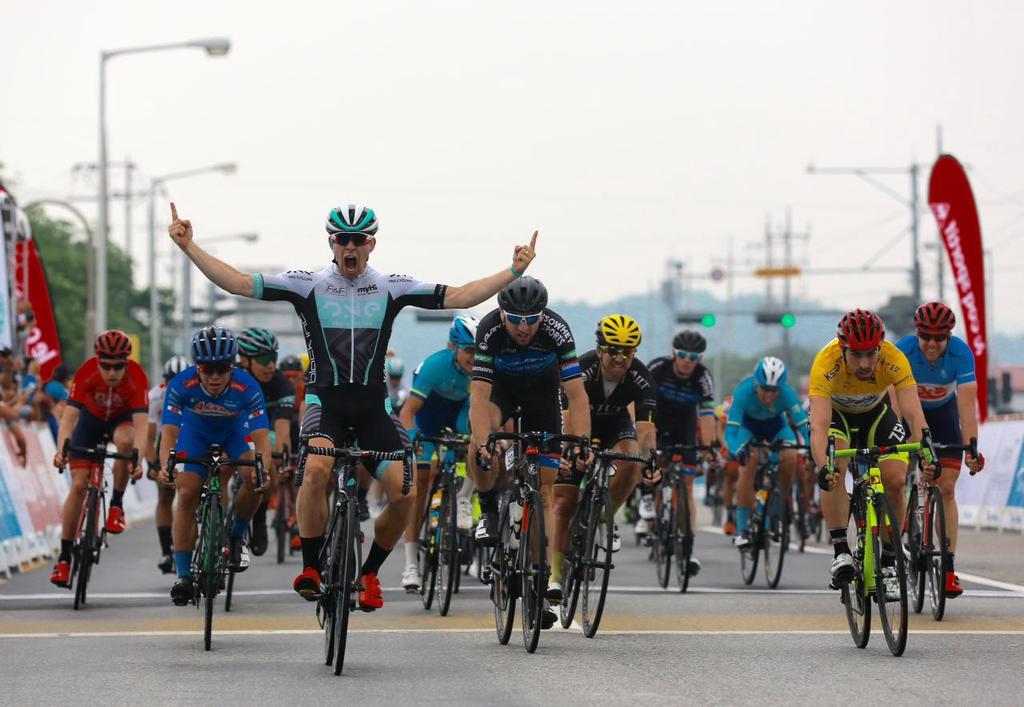 TourdeKoreaEN's tweet photo. Stage winner @SpeedyOpie of @ONEProCycling crossing the finish line. 
📸 by @Aar0nL33s
#tdk2016 #Stage2 #Gunsan https://t.co/lUPG7crokr