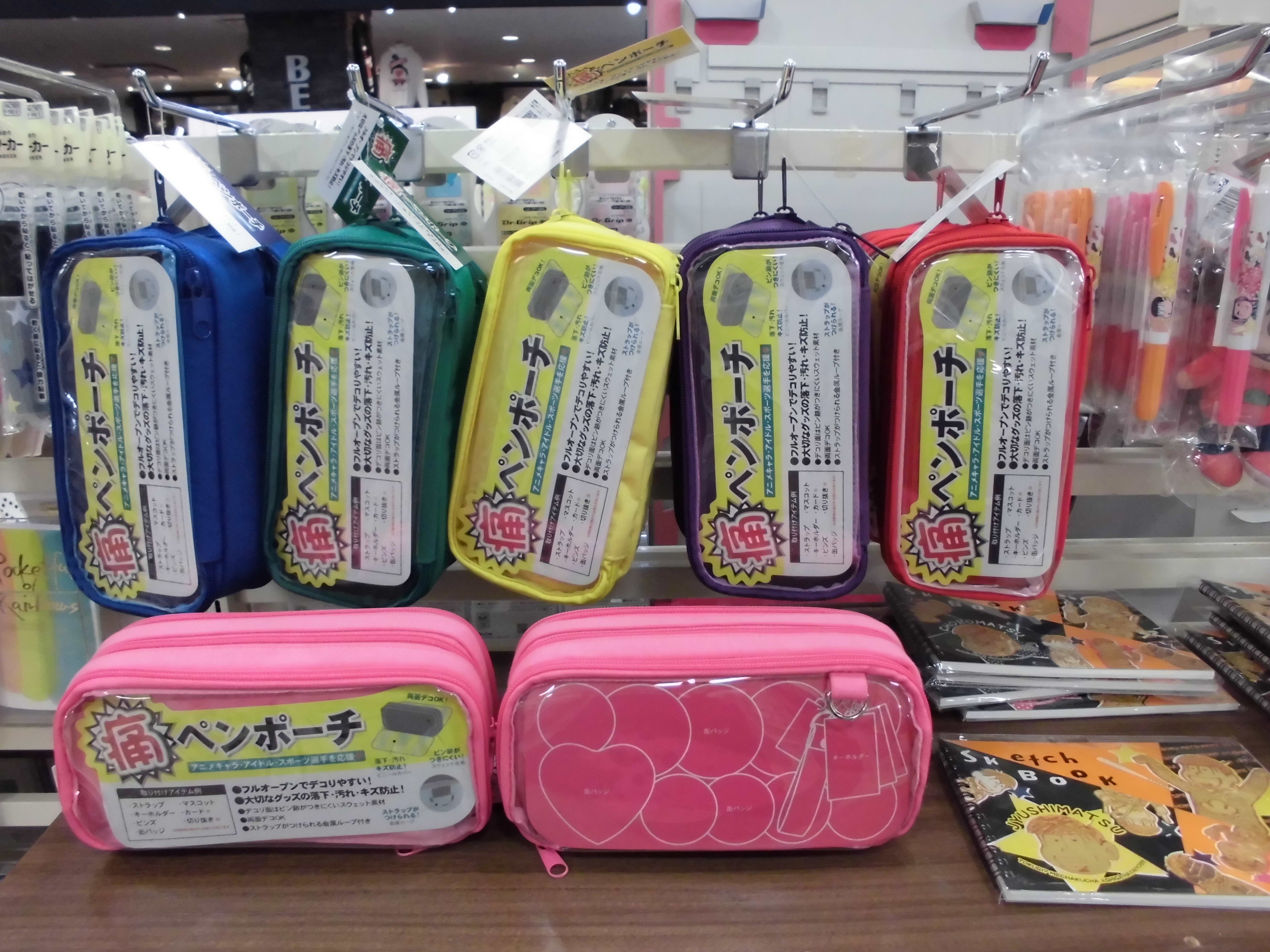 K S Paperie ケイズパペリエ すみのどう店 缶 バッジ ピンズ マスコットなど取り付けられます ピン跡がつきにくいスウェット生地 ストラップがつけられる金属ループ 両面デコれます カミオジャパン 痛ペンケース T Co Umycbqtmwi Twitter
