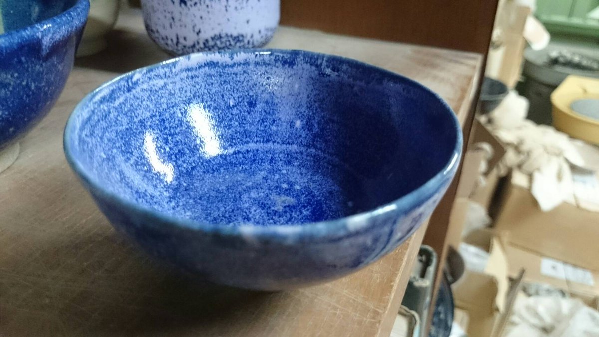 大阪大学陶芸部作品紹介 142日目 白マット釉薬と瑠璃釉薬を重ねがけ