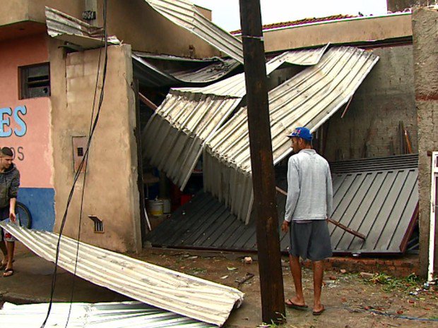 Temporal destelha casas e provoca queda de árvores em Casa Branca, SP glo.bo/1X6FGw1 #G1