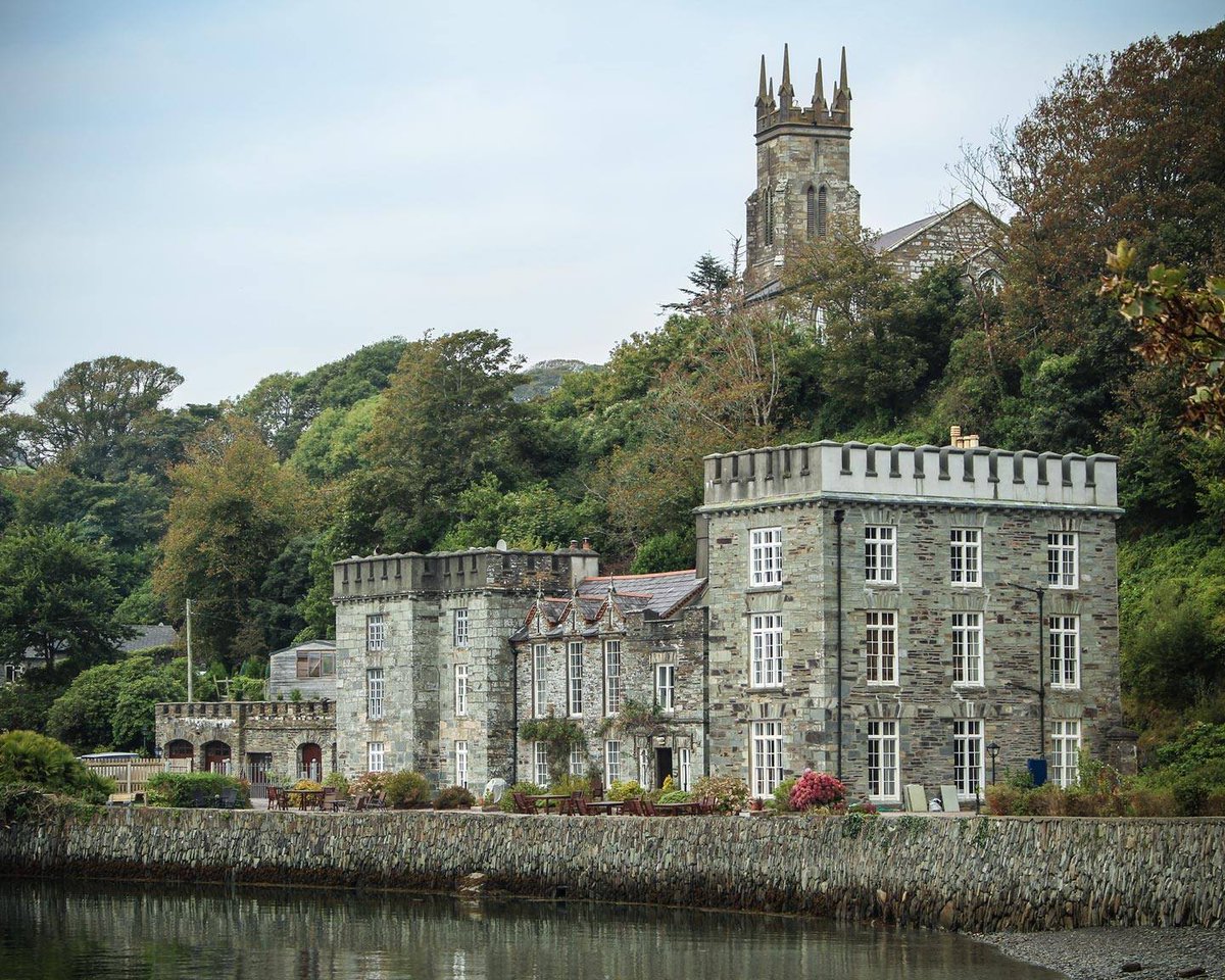 Take a look at the stunning Castle Townshend in southern Ireland for a great weekend getaway facebook.com/castletownshen…