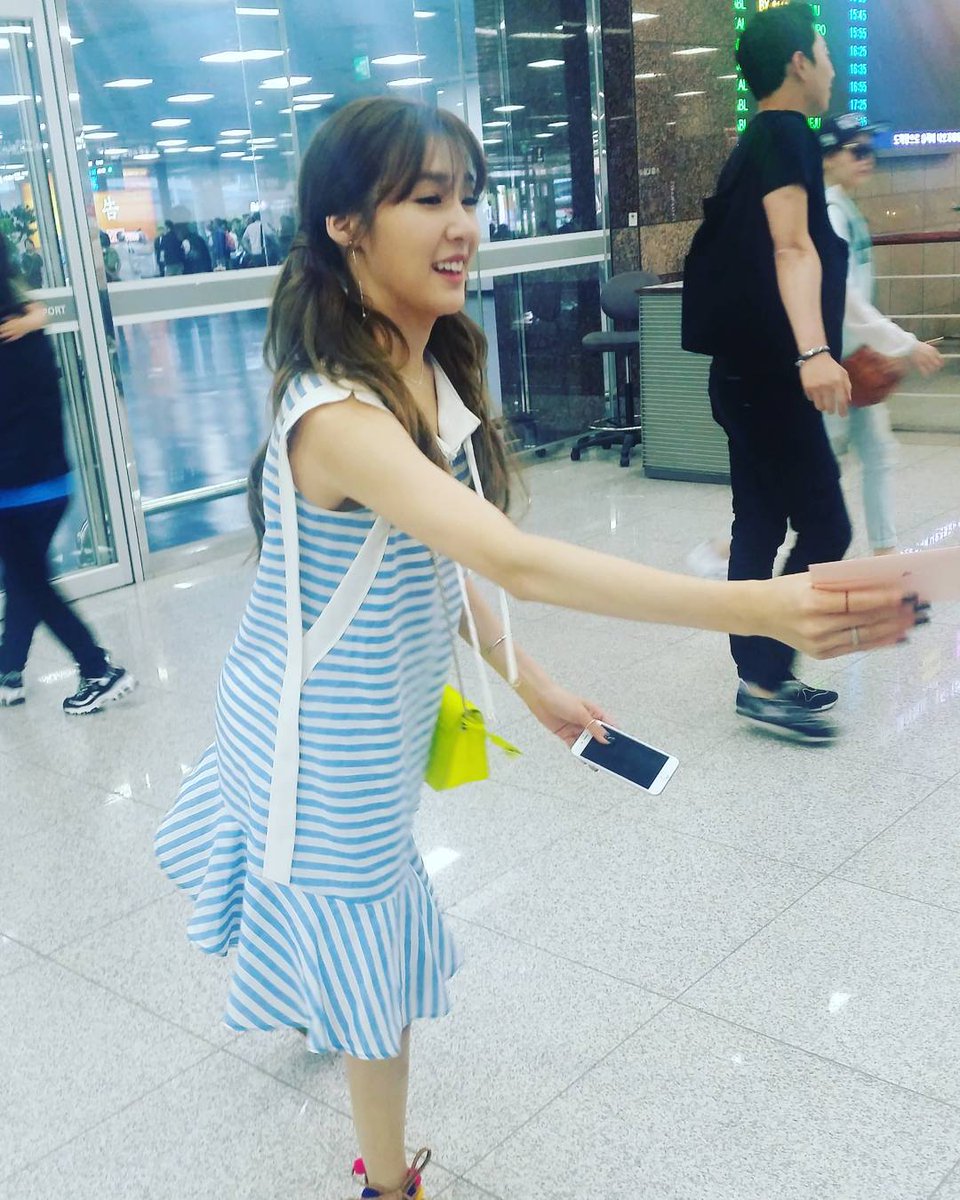 [PIC][06-06-2016]Tiffany tham dự buổi Fansign cho "I Just Wanna Dance" tại Busan vào chiều nay - Page 2 CkQA0dlUYAAHver