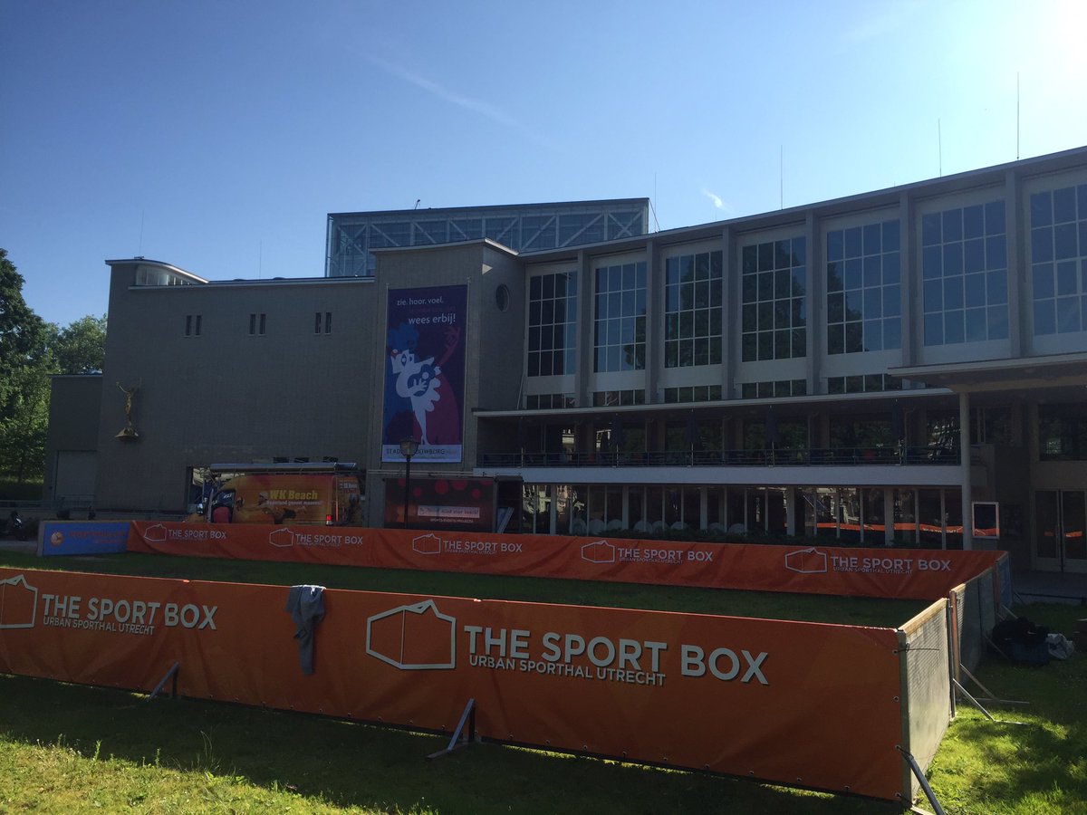 En we zijn los! Opbouw begonnen voor Beachweek Utrecht bij Stadsschouwburg! <a href="/nlbeachvolley/">Beachvolleybal</a> #eredivisie