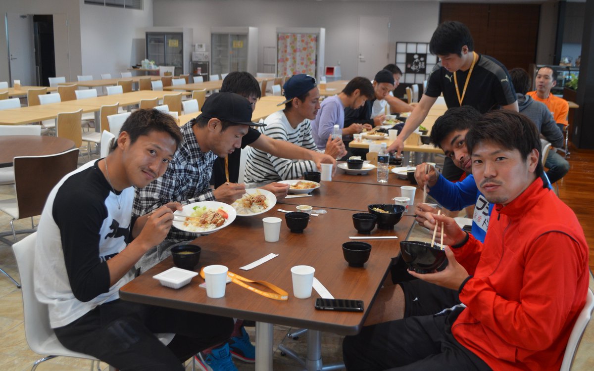 ロアッソ熊本の選手たちが ユニフォームスポンサー株式会社えがお様の社員食堂にて 食事のご提供をいただいております ロアッソ熊本 Official Scoopnest