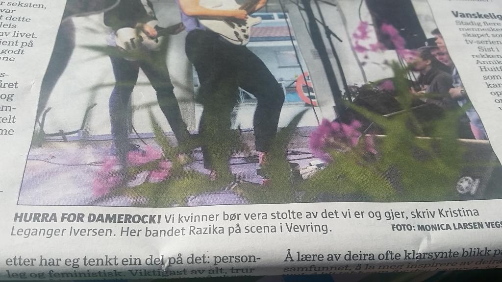 AudunVinger's tweet photo. Er det ikke nettopp dette bandet helst ikke vil omtales som? #damerock #razika #feministjavisst https://t.co/ggp5RGxjLD