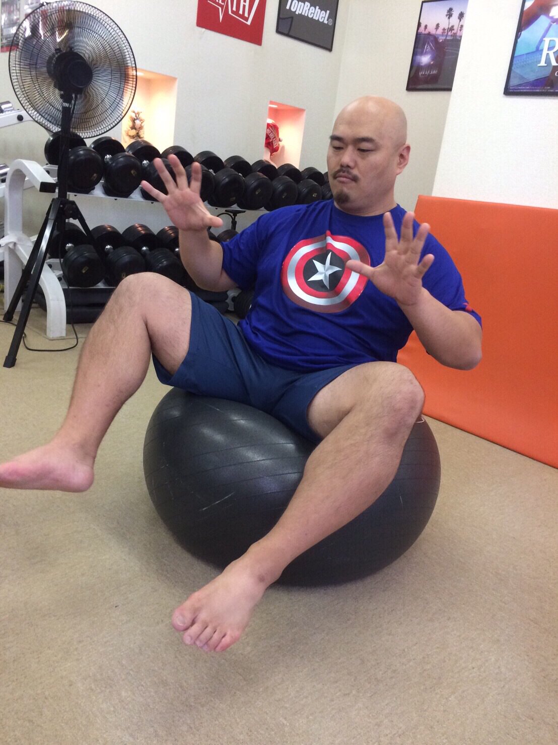 安田大サーカス クロちゃん 在 Twitter 上 お尻だけバランスボールに乗っけて 体幹で落ちないようにする 支点が1個だからエグイ 無の境地を今日開くべし T Co Yllz6pvlp9 Twitter