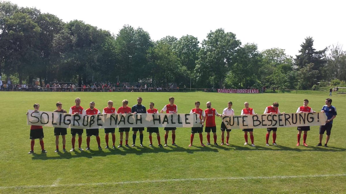 Stabile Solidaritätsaktionen vom #VfLHalle96 (links) und dem #RoterSternLeipzig (rechts) zum #Naziterror in #Halle.