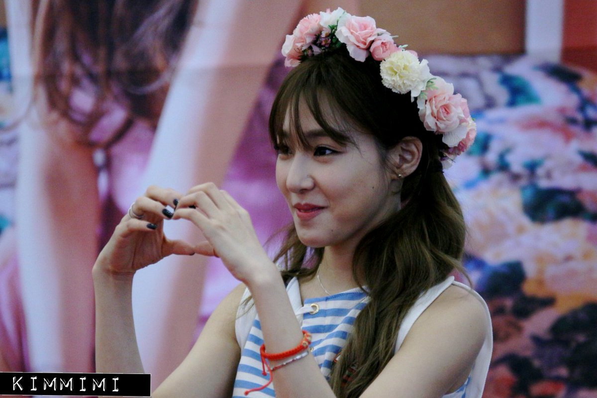 [PIC][06-06-2016]Tiffany tham dự buổi Fansign cho "I Just Wanna Dance" tại Busan vào chiều nay - Page 2 CkQZ7_lUkAId9Ez