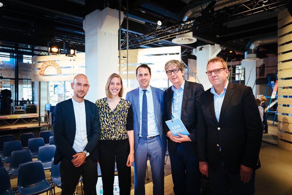 FoodCabinet's tweet photo. Vorige week bij 'Aan Tafel' op de Food to be Expo in Eindhoven. #foodtobe #AanTafel @SebastiaanAalst @hkranstauber https://t.co/QYTveBUirM