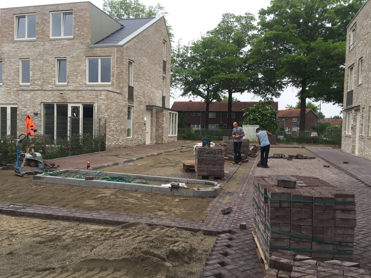 BeersHoogeloon's tweet photo. Laatste fase woonrijp maken op Strijp-R @RHDHV @gem_Eindhoven https://t.co/vIUzF43gdQ