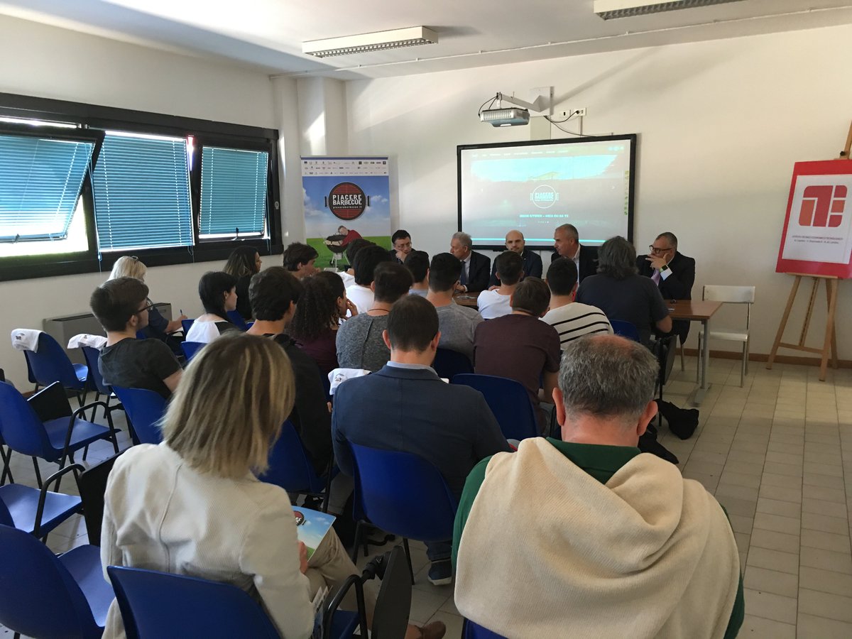 PiacereBarbecue's tweet image. Al via la conferenza stampa di #PiacereBarbecue! Il saluto di @vadodifritto