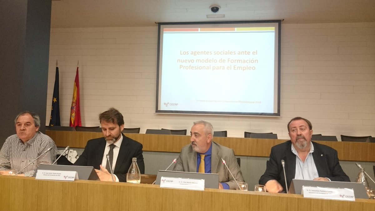 CecapFormacion's tweet photo. Comienza la mesa redonda con agentes sociales para analizar el nuevo modelo de FPE. @ceoeformacion @franciscomore13 https://t.co/kYOQfHbCsW