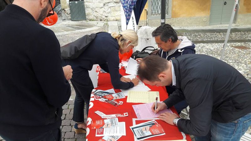 CGILLOMBARDIA's tweet photo. Scende la pioggia ma che fa?  @CgilBergamo in piazza: firma la @Cartauniversale del Lavoro! #SfidaXiiritti https://t.co/vafYoU9RIN