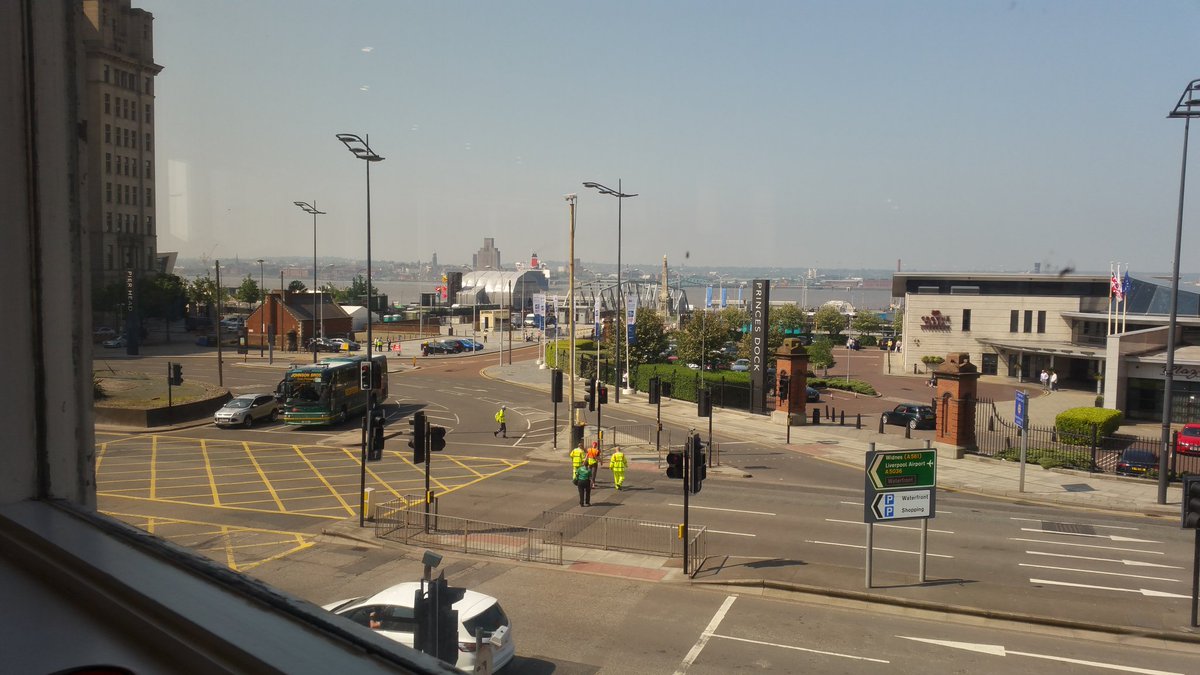heavymetalz69's tweet photo. Great views from #atlantictower #hotel #mercure #liverpool 11th floor room view! #Rivermersey https://t.co/BMF0VnMrEM