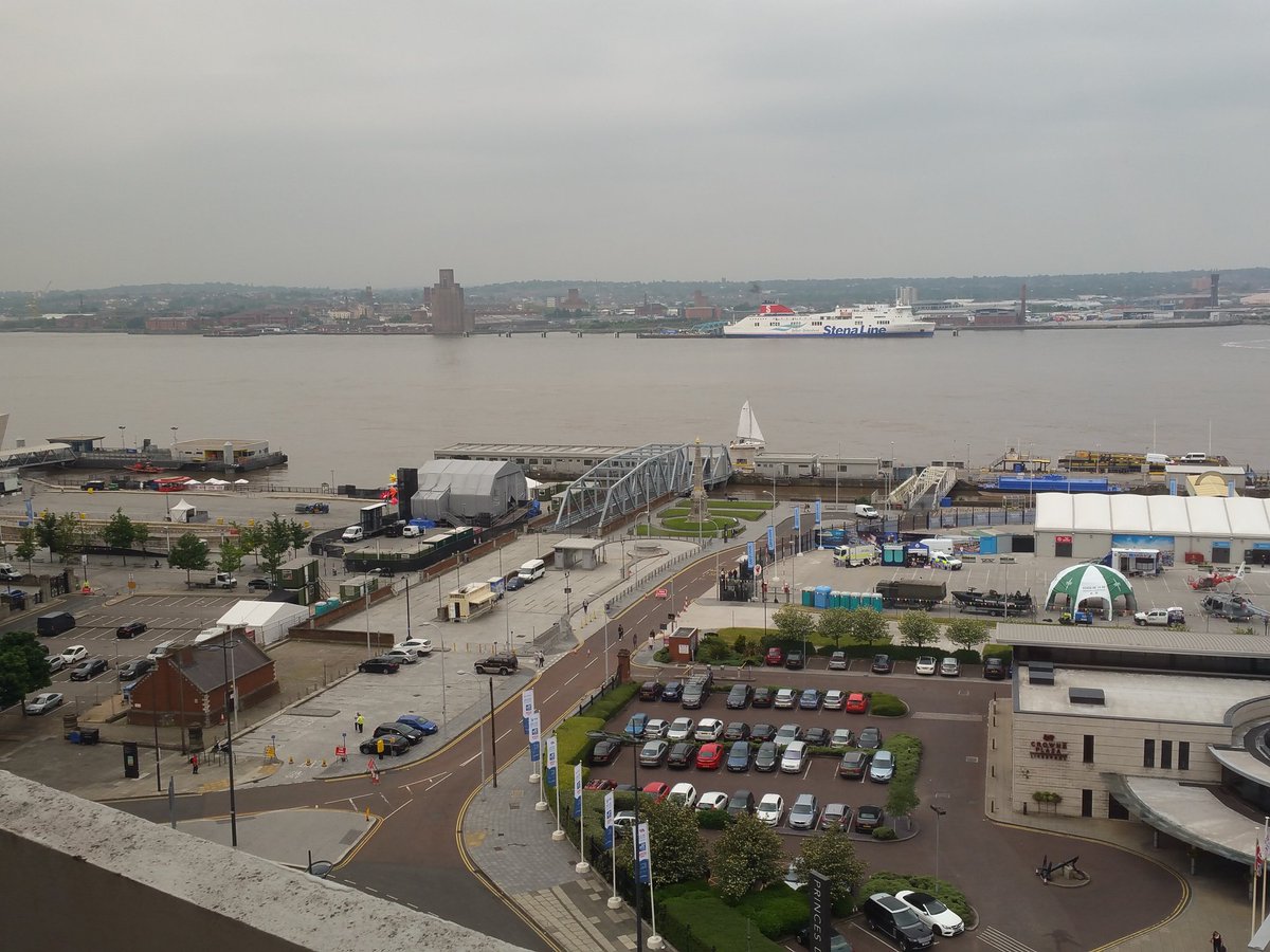 heavymetalz69's tweet photo. Great views from #atlantictower #hotel #mercure #liverpool 11th floor room view! #Rivermersey https://t.co/BMF0VnMrEM