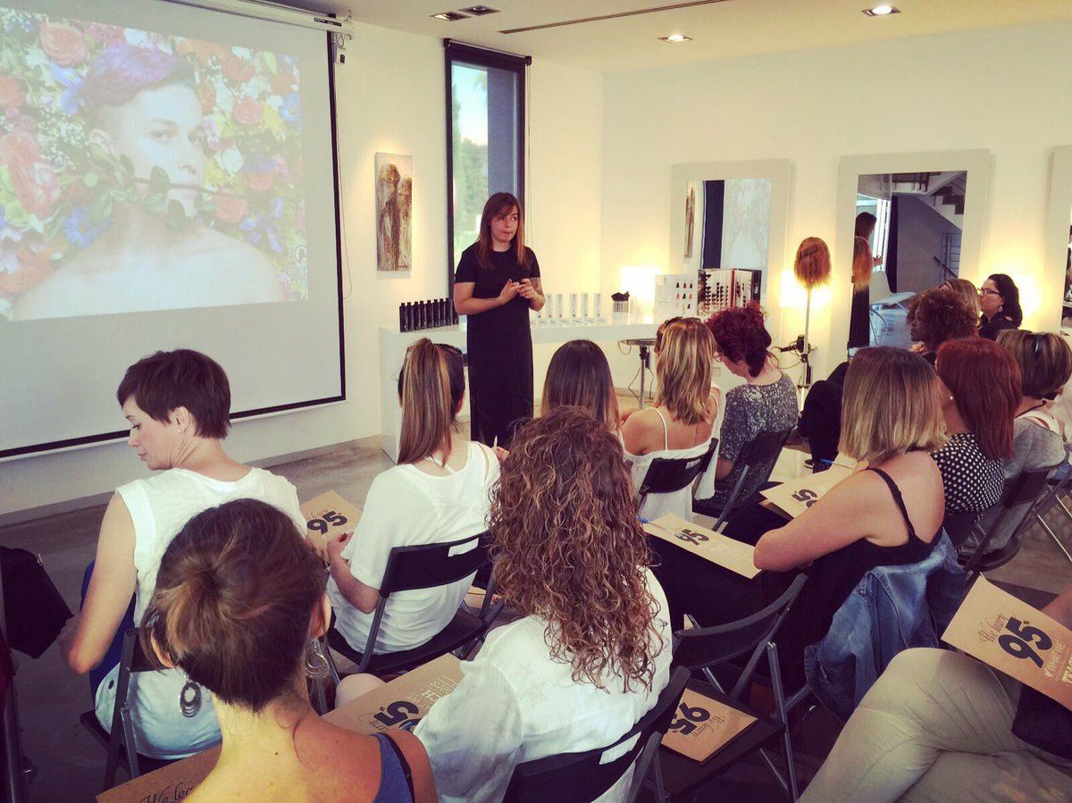 Hoy nuestro centro recibe a peluqueros dispuestos a recoger conocimientos de color con Leticia #iconproducts#playful