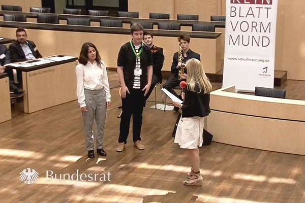 bundesrat's tweet photo. Schülerzeitungswettbewerb: Jetzt beginnt die Preisverleihung live auf https://t.co/IY6EDXQMPd #LIVESTEAM https://t.co/0mbZ3IC4I9