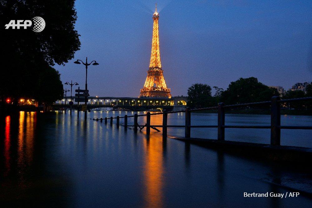 AureliaBAILLY's tweet photo. #France #France The river Seine near the Eiffel tower after its banks became flooded  #AFP Photo by Bertrand Guay https://t.co/JmAQEfoP4i