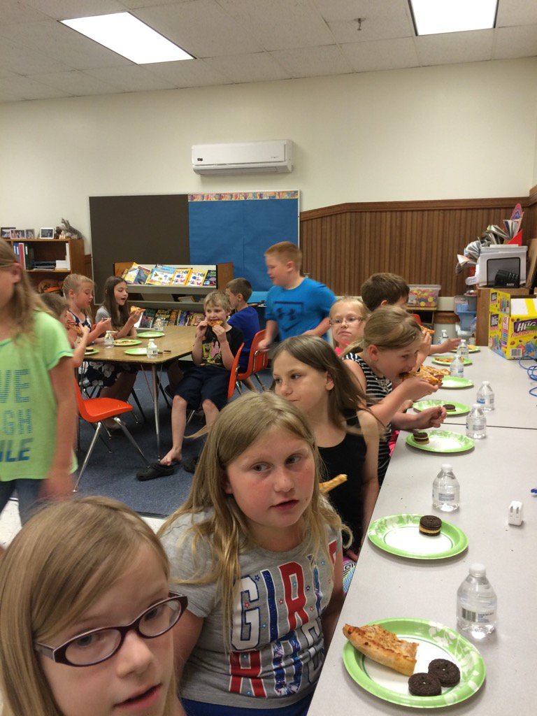 Over 100 Ss read 4,000 min each and treated to pizza @SharpsburgES  for Book Wars <a href="/wcpsmd/">WCPS Maryland</a>  <a href="/lahanks76/">Lura A. Hanks</a>