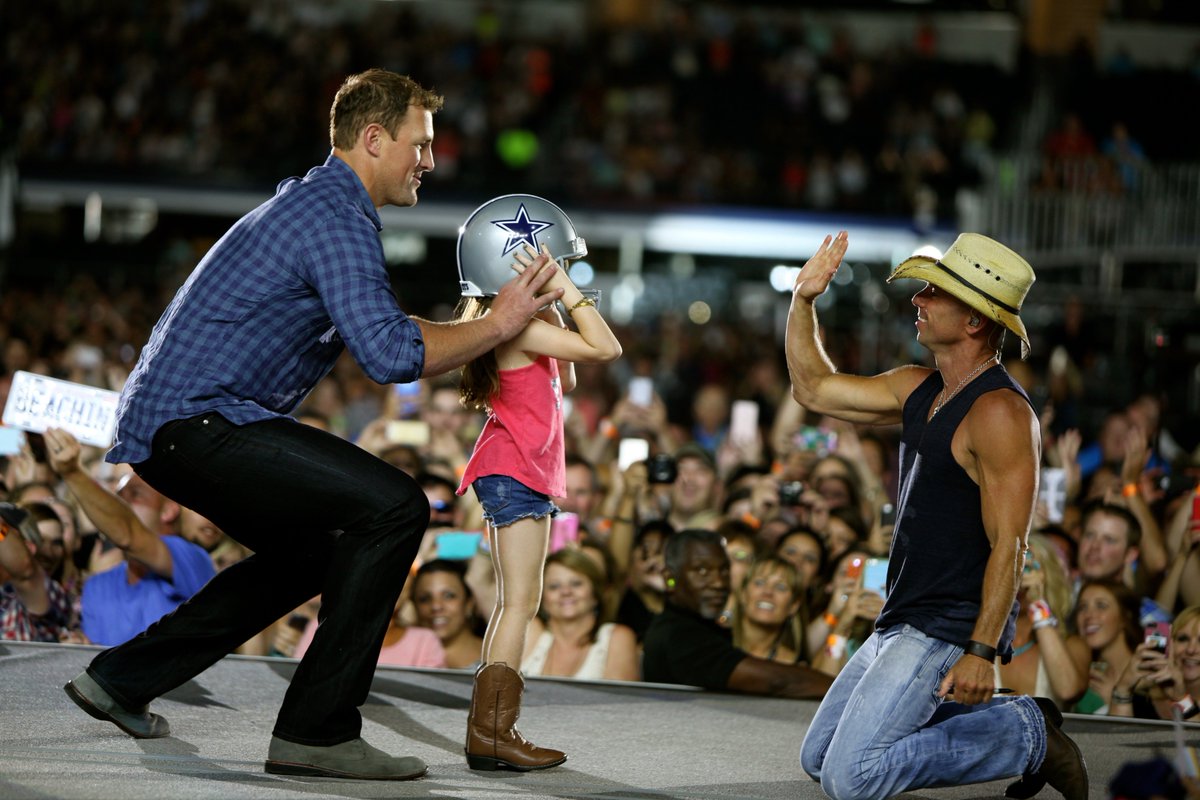 kennychesney's tweet image. Texas crowds bring it with their own special energy and all 46,273 of you brought it, Dallas. #SpreadTheLoveTour