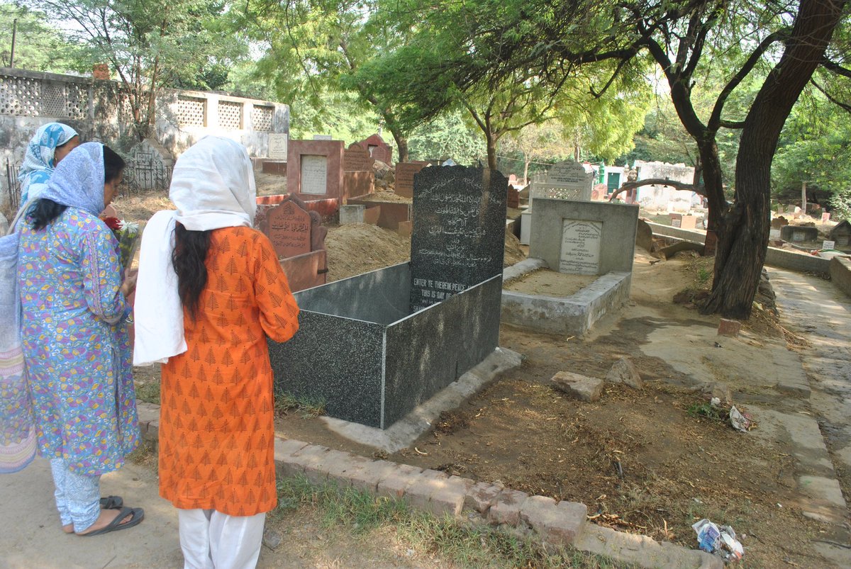 scribesoldier's tweet photo. Brave Mother Hema Aziz (white dupatta) herself chose words fr #CaptainHaneef's epitaph...so tht it reflects life! #2 https://t.co/w4VVJd4uop
